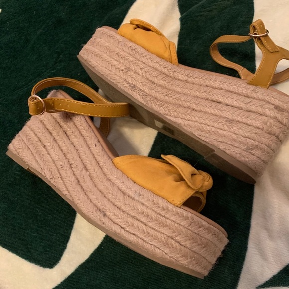 The Giselle Bow Wedge in Mustard - EUC Sz 8.5 - Picture 7 of 8